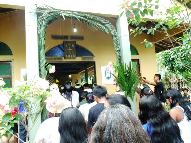 Entrata della gente nella porta santa