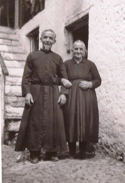 Fr. Felice con la sorella Adelaide a Vimogno